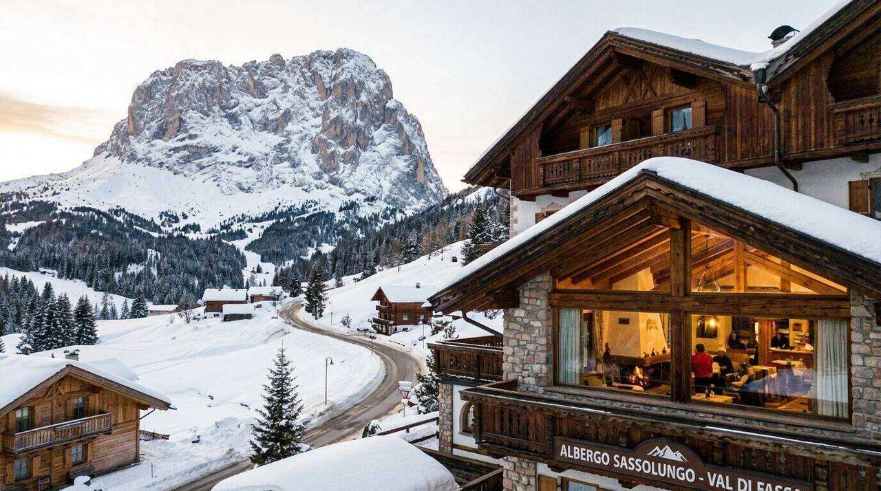 Val di Fassa con Canazei e le Dolomiti del Sassolungo e Sella sullo sfondo innevate