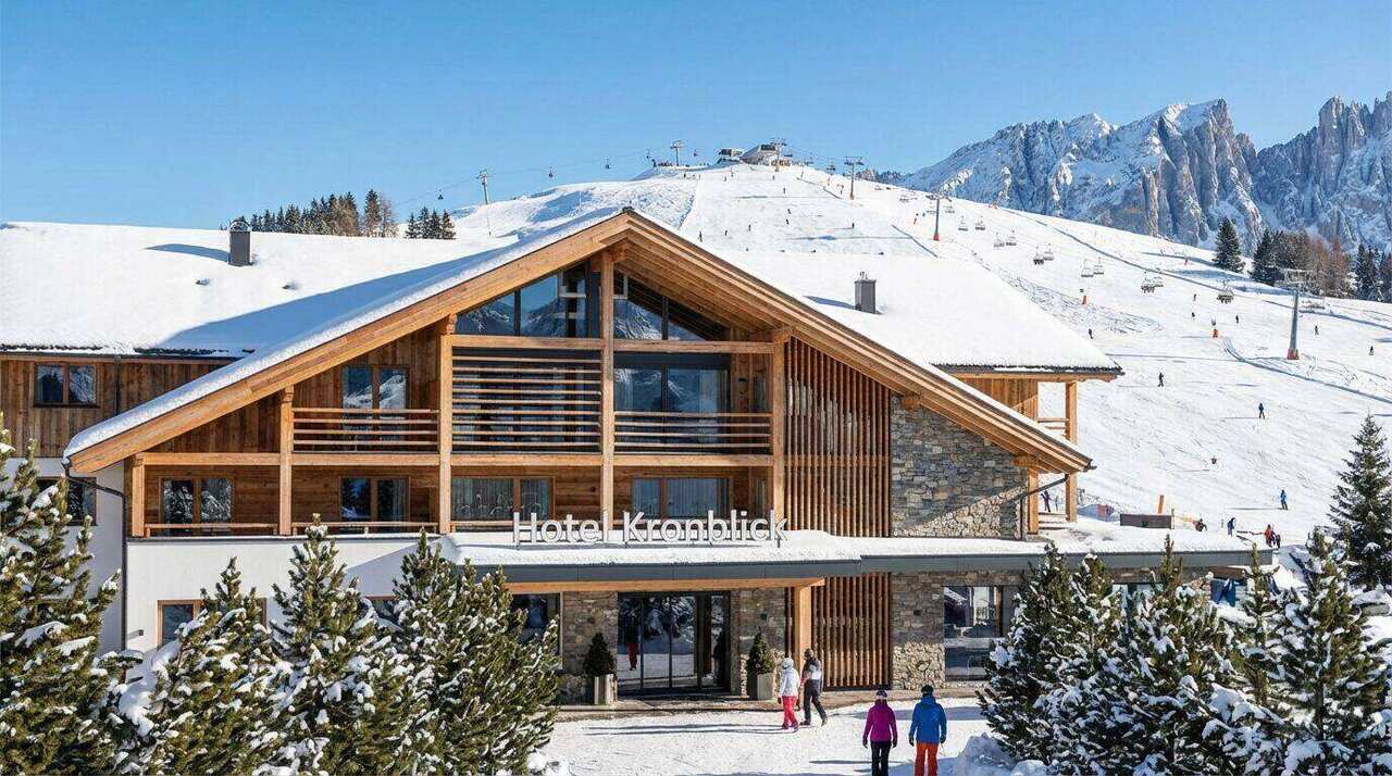 Plan de Corones Kronplatz con le piste da sci e la vista sulle Dolomiti e sulla valle di Brunico