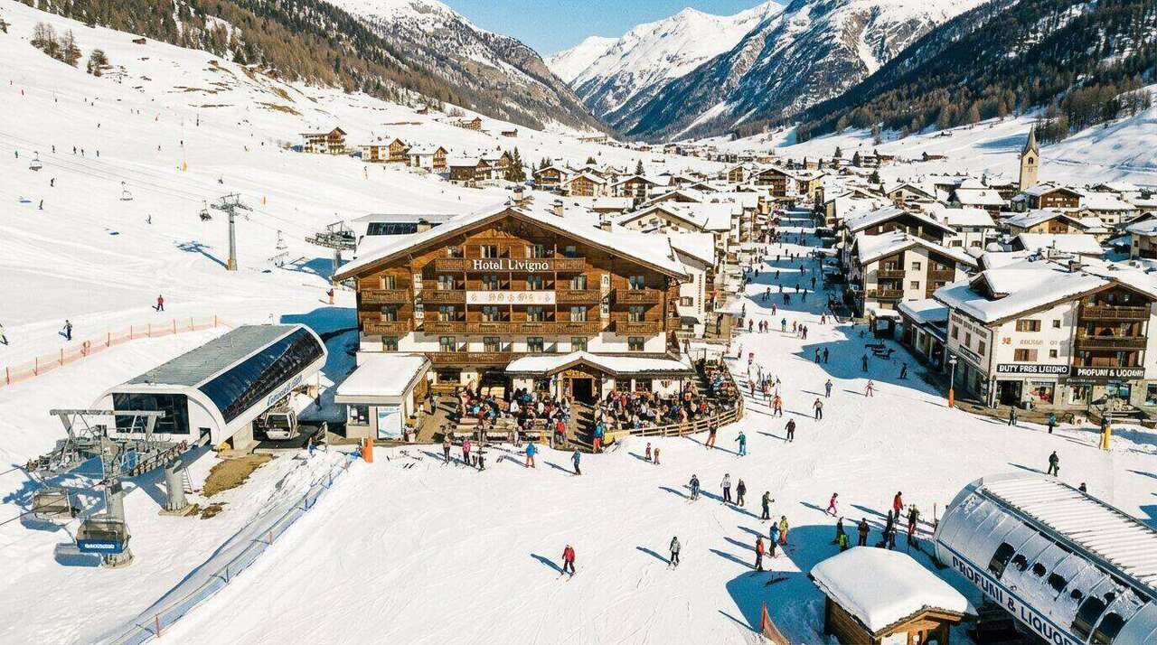 Vista di Livigno con le piste da sci e gli impianti olimpici 2026