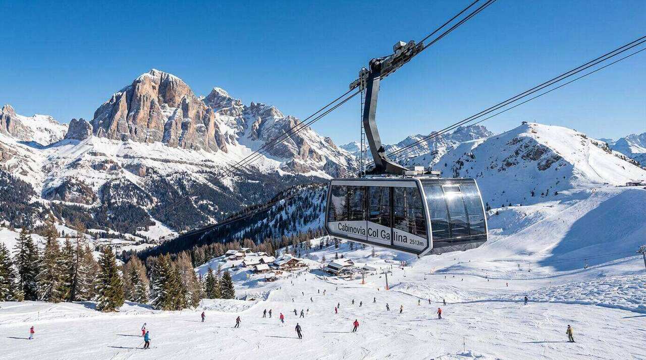 Cabinovia Col Gallina con le Dolomiti sullo sfondo