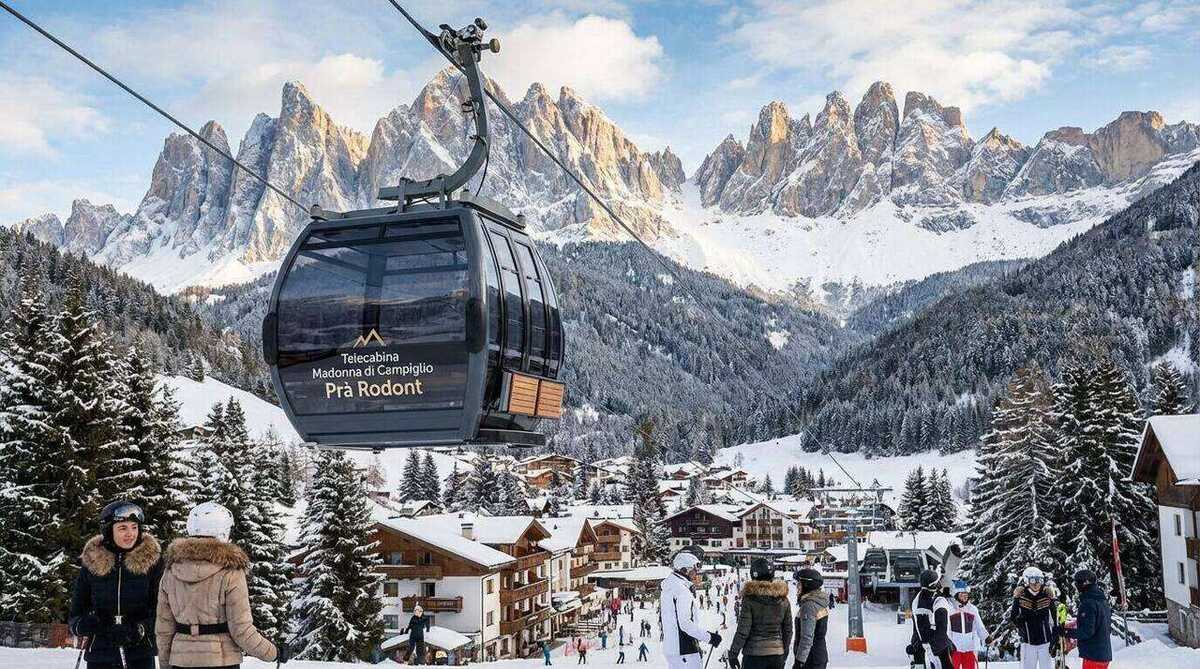 Cabine della telecabina Pinzolo-Madonna di Campiglio sopra la foresta