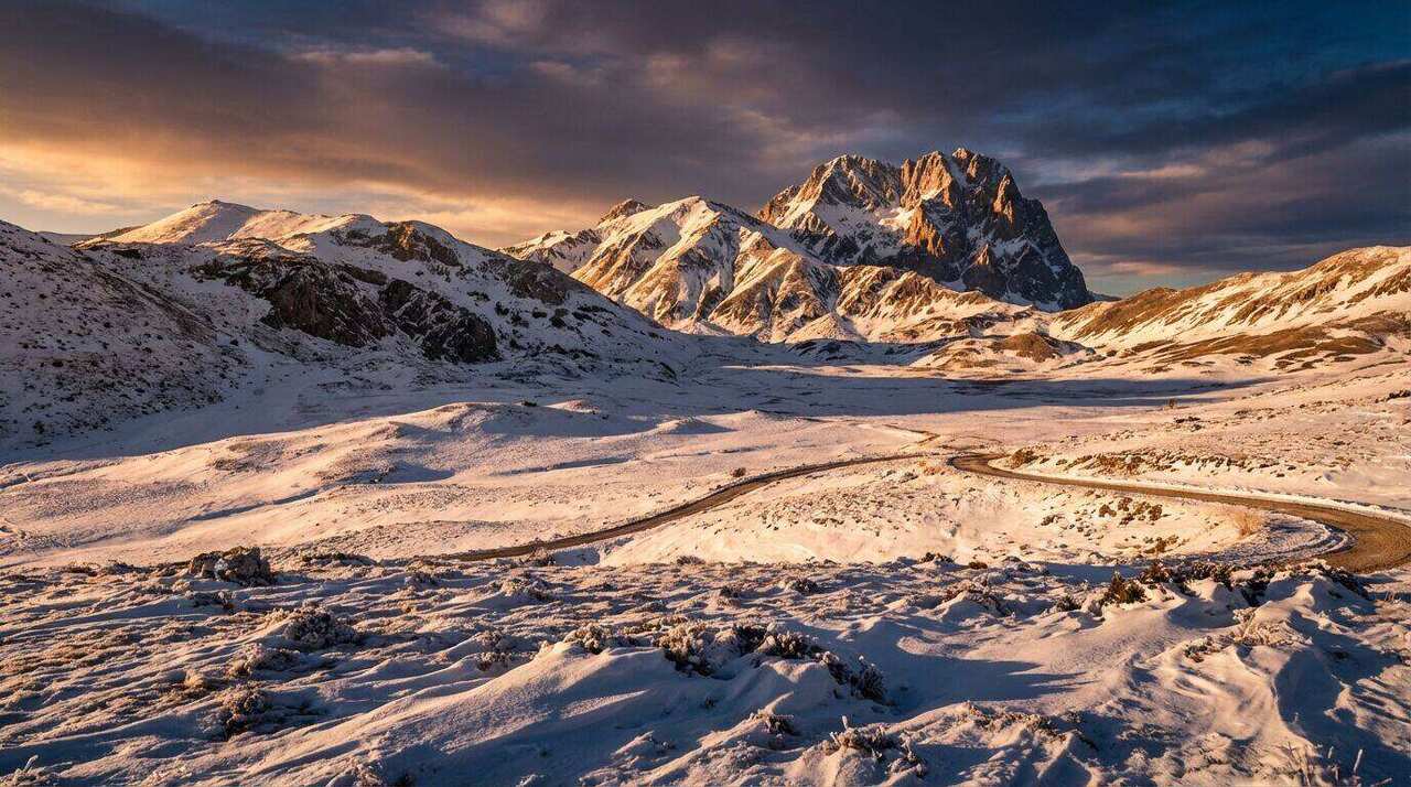 Piste innevate dell'Abruzzo con il Gran Sasso sullo sfondo